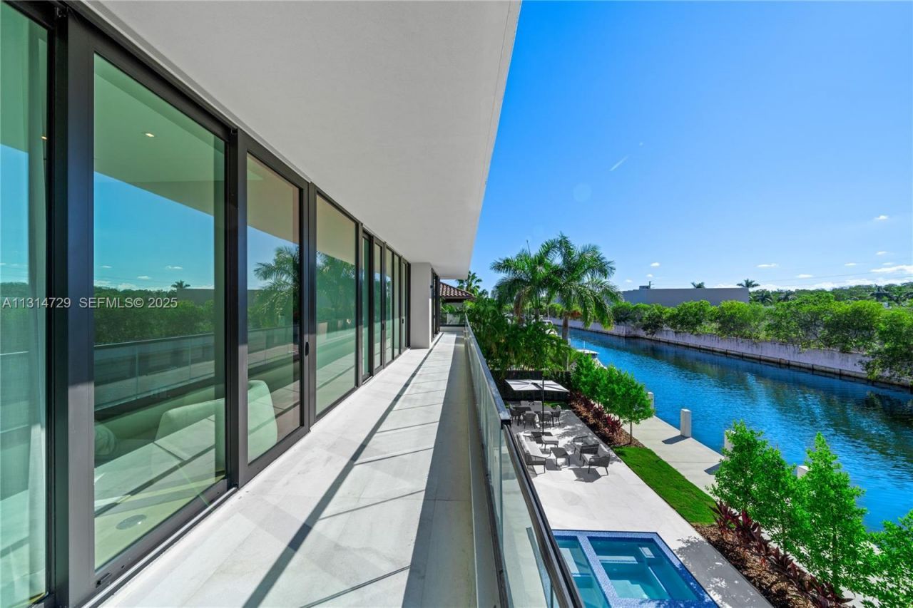 2950 NE 164th St, North Miami Beach, FL 33160 Photo