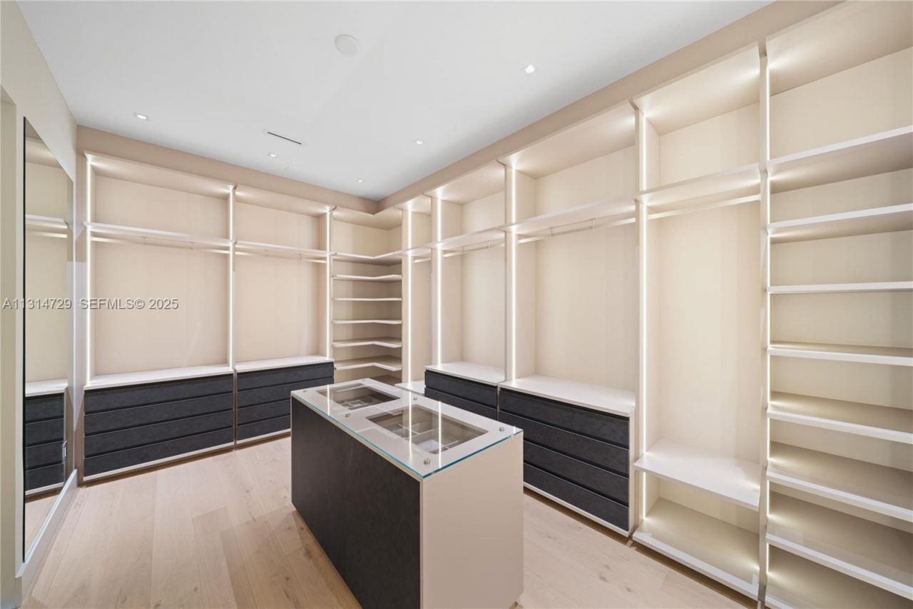 2950 NE 164th St, North Miami Beach, FL 33160 Photo