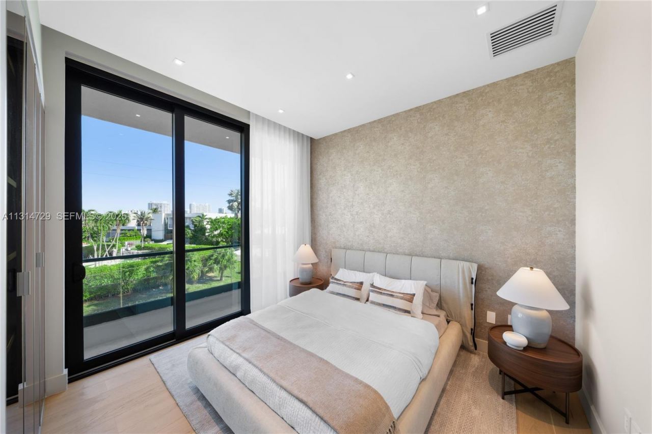 2950 NE 164th St, North Miami Beach, FL 33160 Photo