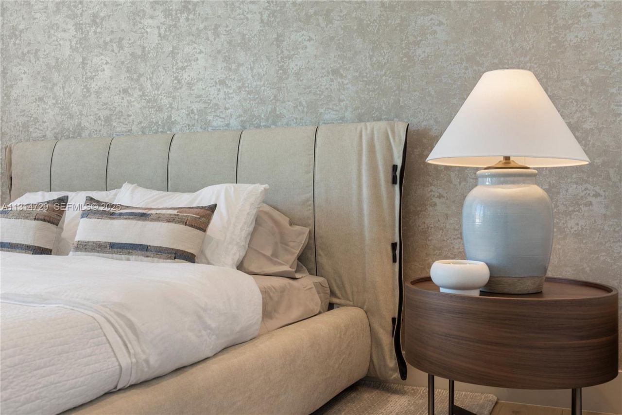 2950 NE 164th St, North Miami Beach, FL 33160 Photo