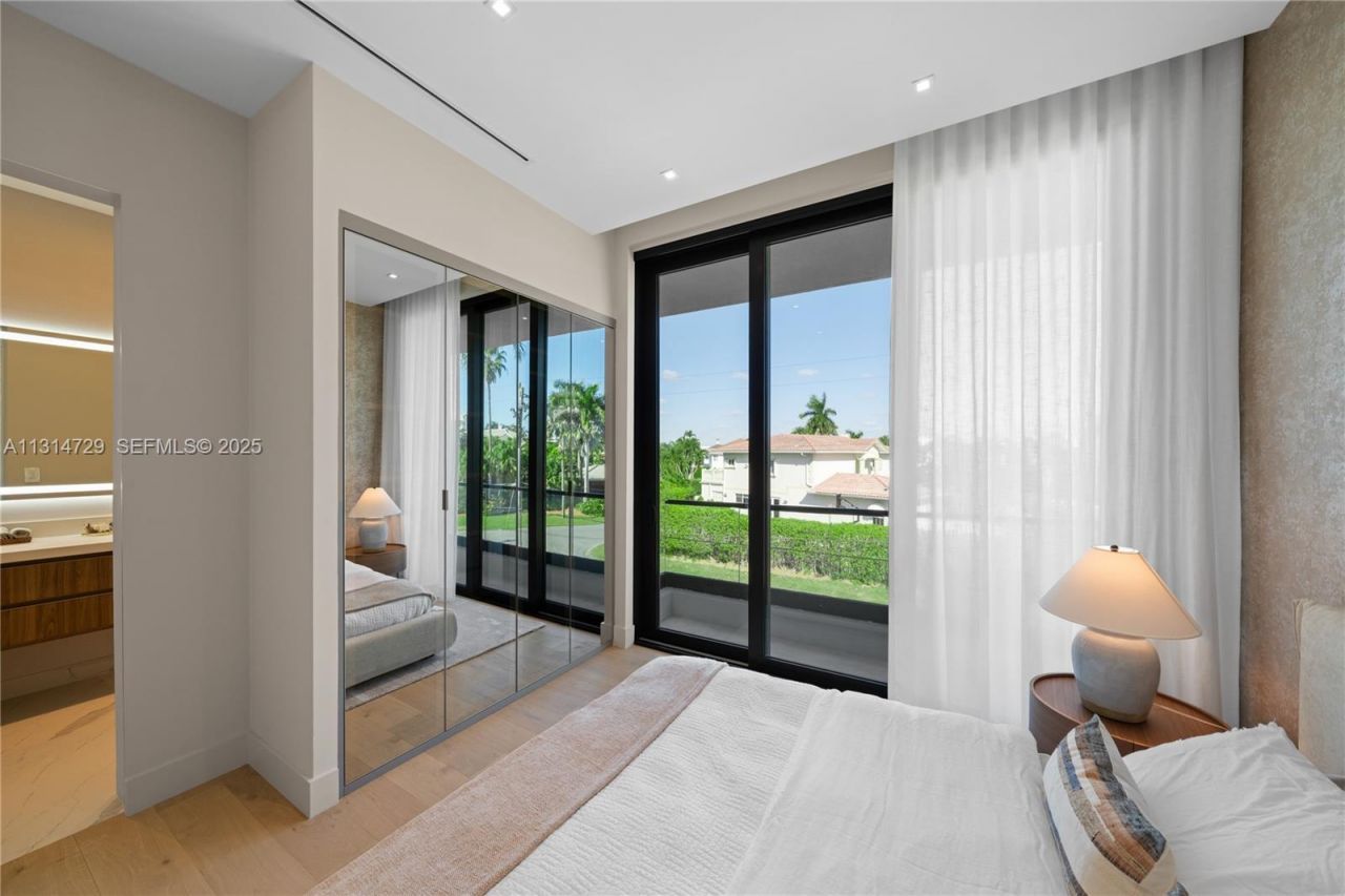 2950 NE 164th St, North Miami Beach, FL 33160 Photo