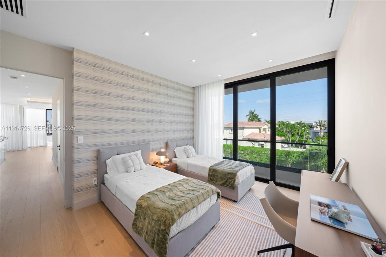 2950 NE 164th St, North Miami Beach, FL 33160 Photo