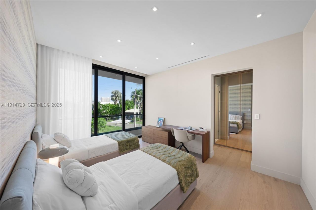 2950 NE 164th St, North Miami Beach, FL 33160 Photo