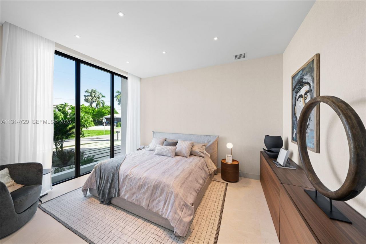 2950 NE 164th St, North Miami Beach, FL 33160 Photo