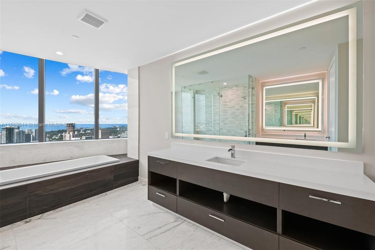 851 NE 1st Ave, Unit PH 5412, Miami, FL 33132 Photo