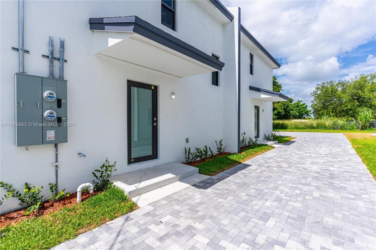 8016 NW 14th Pl, Miami, FL 33147 Photo