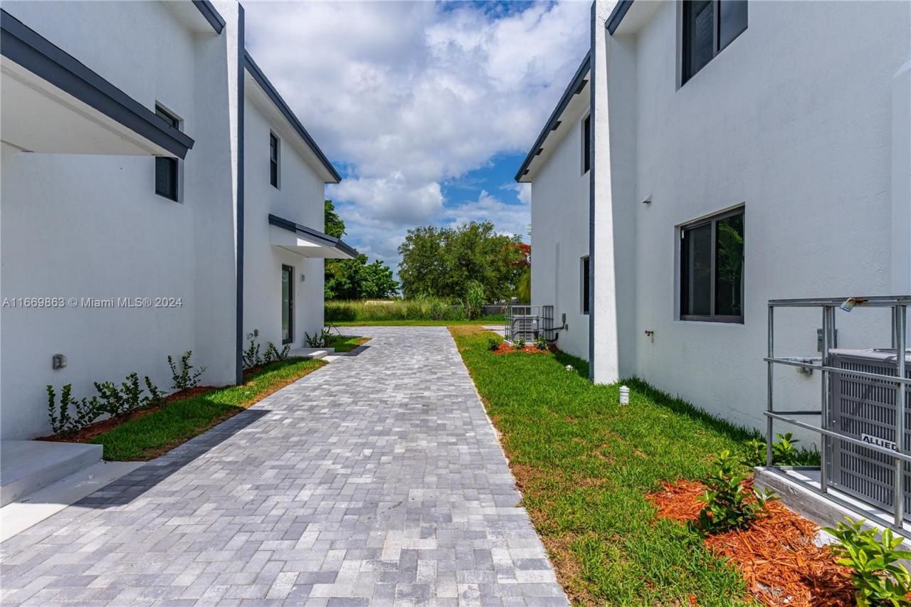 8016 NW 14th Pl, Miami, FL 33147 Photo