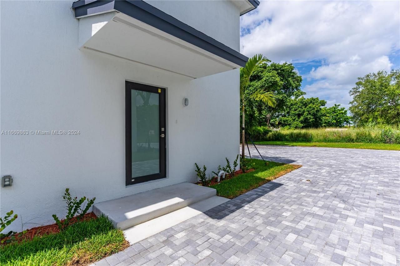 8016 NW 14th Pl, Miami, FL 33147 Photo