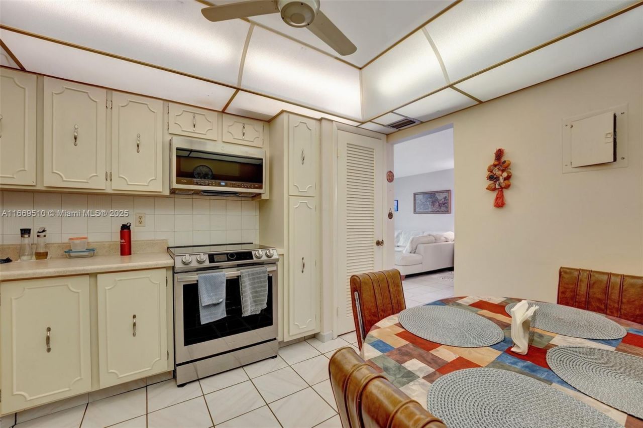 3113 S Ocean Dr, Unit 402, Hallandale Beach, FL 33009 Photo