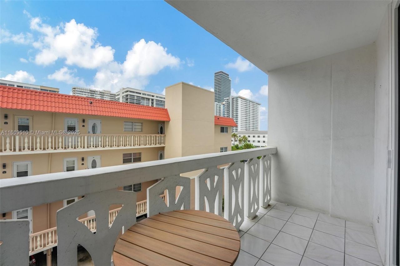 3113 S Ocean Dr, Unit 402, Hallandale Beach, FL 33009 Photo