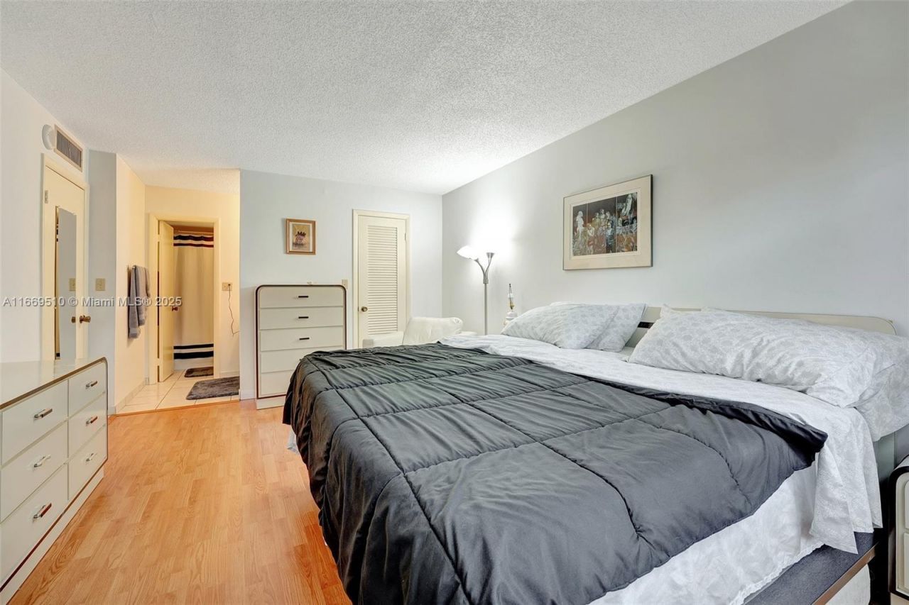 3113 S Ocean Dr, Unit 402, Hallandale Beach, FL 33009 Photo