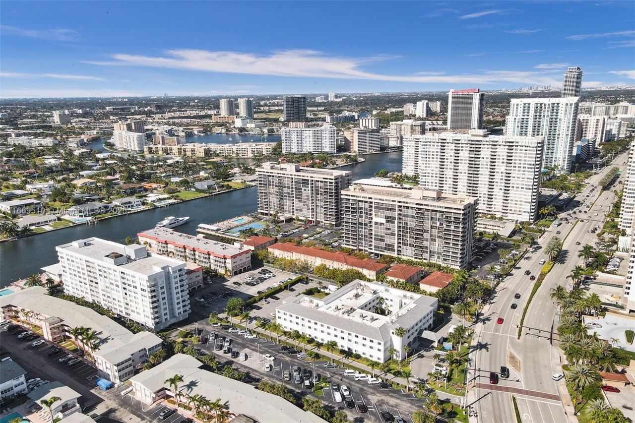 3113 S Ocean Dr, Unit 402, Hallandale Beach, FL 33009 Photo