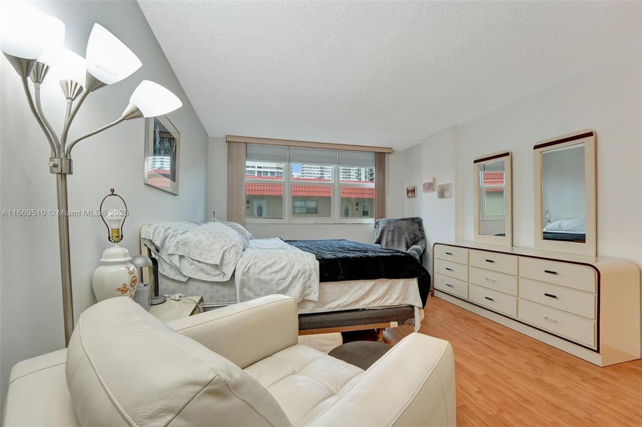 3113 S Ocean Dr, Unit 402, Hallandale Beach, FL 33009 Photo