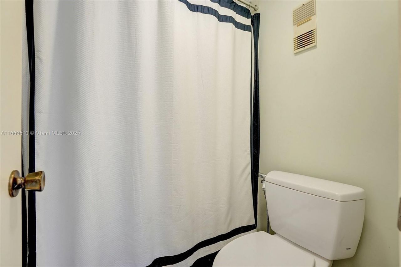 3113 S Ocean Dr, Unit 402, Hallandale Beach, FL 33009 Photo