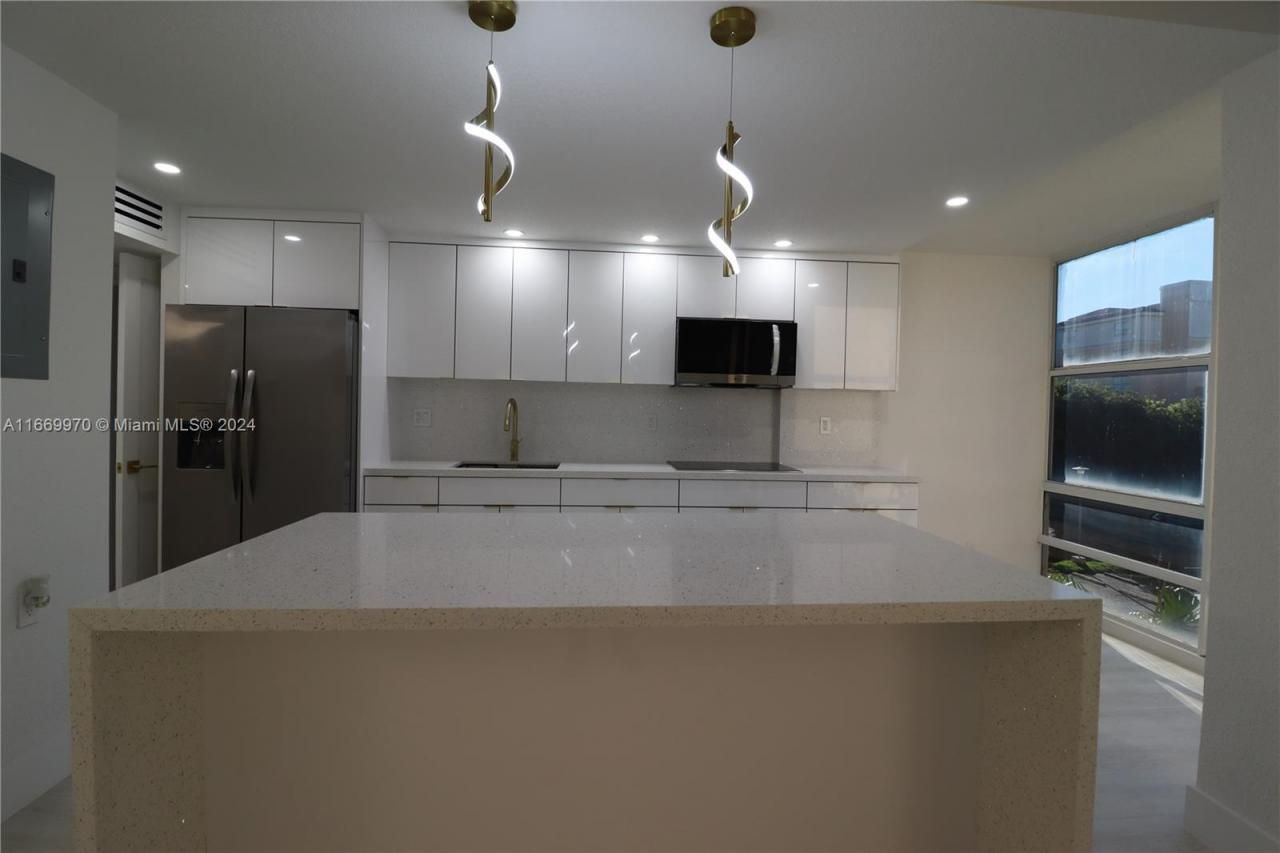 210 172nd St, Unit 332, Sunny Isles Beach, FL 33160 Photo
