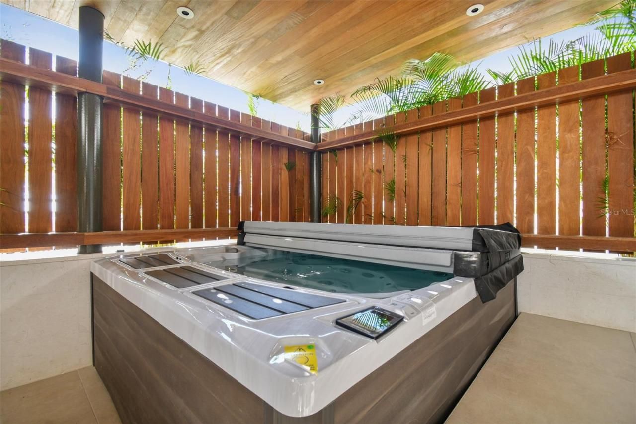 1028 Sunset Point Road, Unit R8, Clearwater, FL 33755 Photo