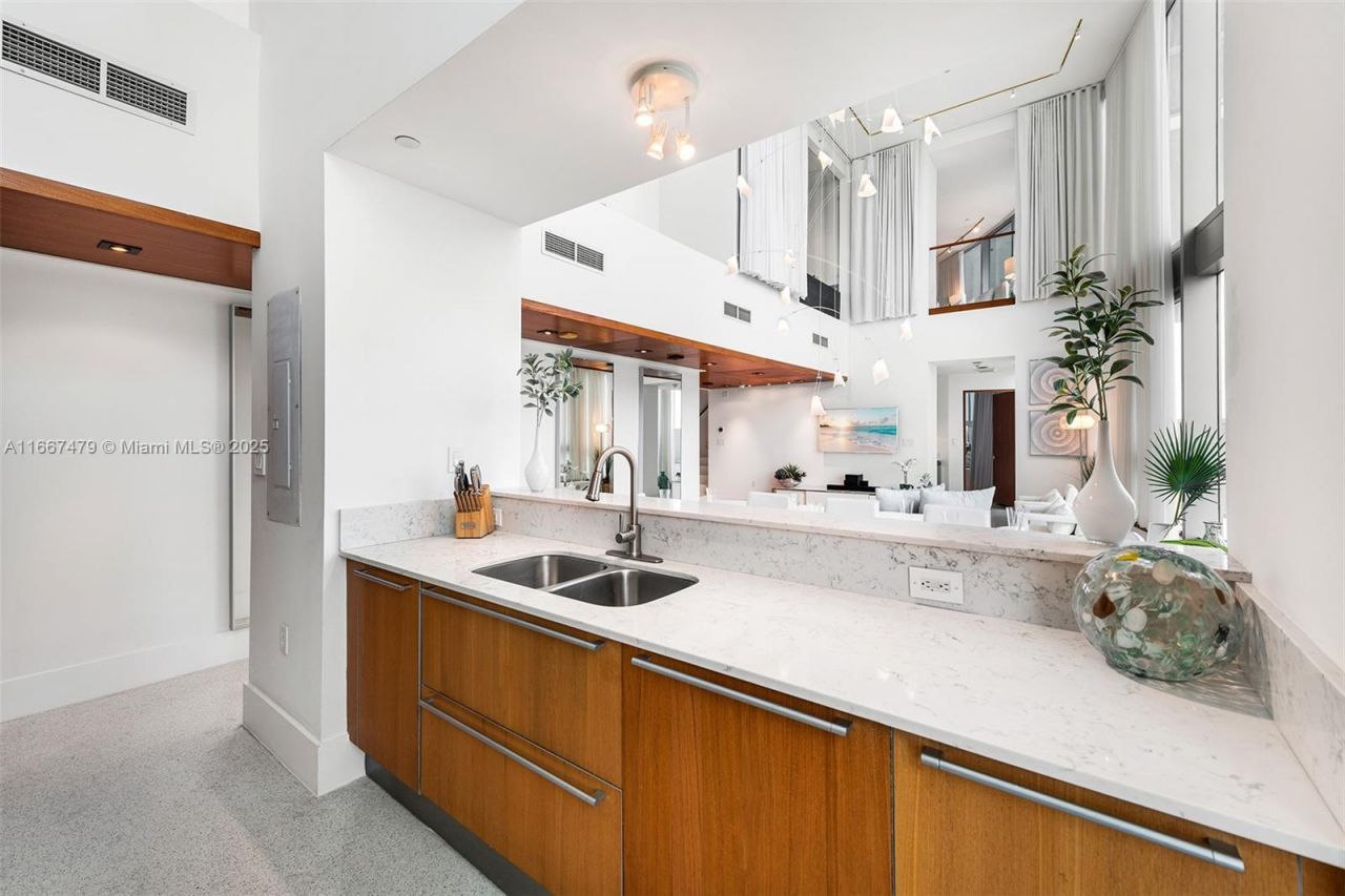 101 20th St Th B, Unit TH-B 1505, Miami Beach, FL 33139 Photo