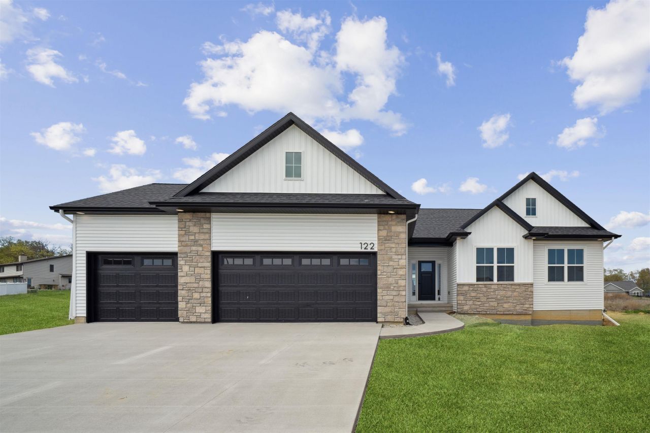 122 Goldcrest Court, Waterloo, IA 50701 Main Photo