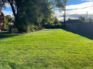 Poplar, Southgate, MI 48195