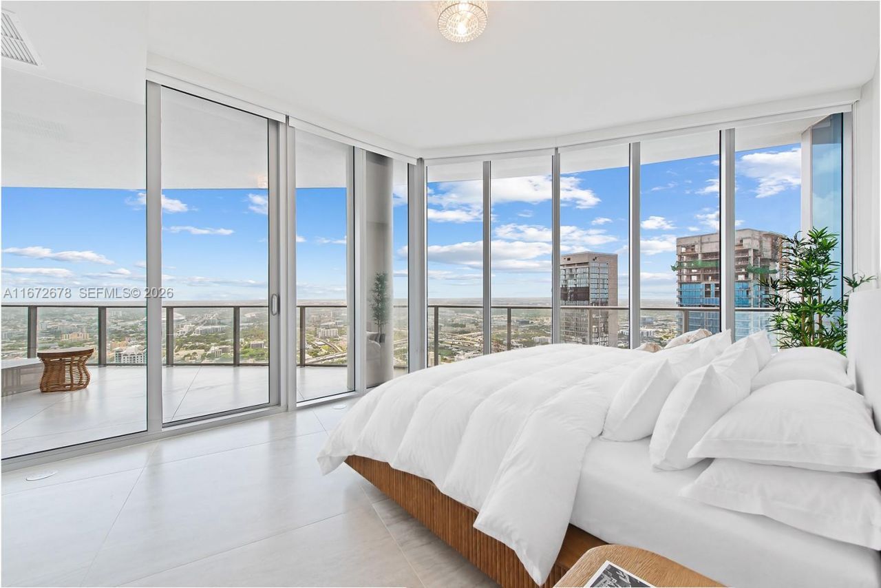851 NE 1st Ave, Unit PH 5402, Miami, FL 33132 Photo