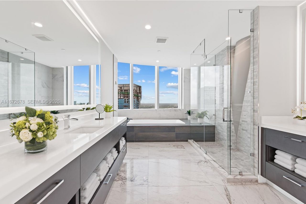 851 NE 1st Ave, Unit PH 5402, Miami, FL 33132 Photo