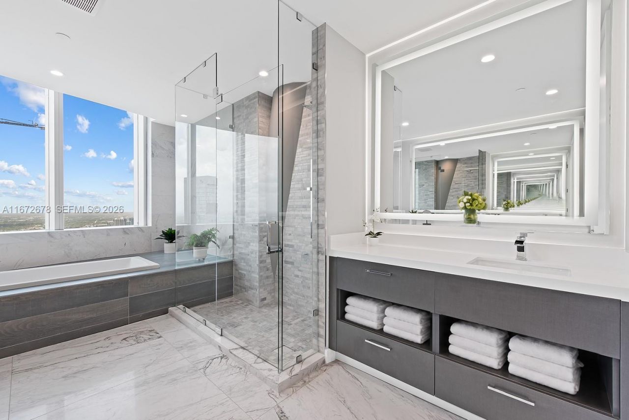 851 NE 1st Ave, Unit PH 5402, Miami, FL 33132 Photo