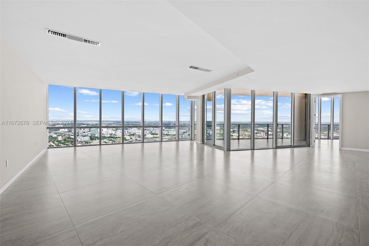851 NE 1st Ave, Unit PH 5402, Miami, FL 33132 Photo