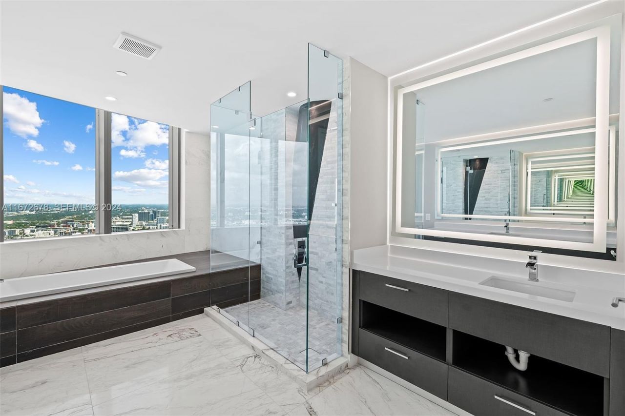 851 NE 1st Ave, Unit PH 5402, Miami, FL 33132 Photo
