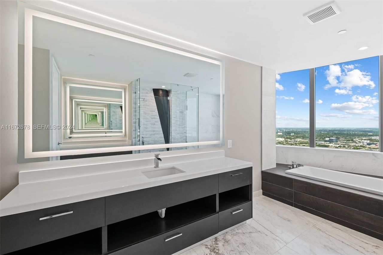 851 NE 1st Ave, Unit PH 5402, Miami, FL 33132 Photo