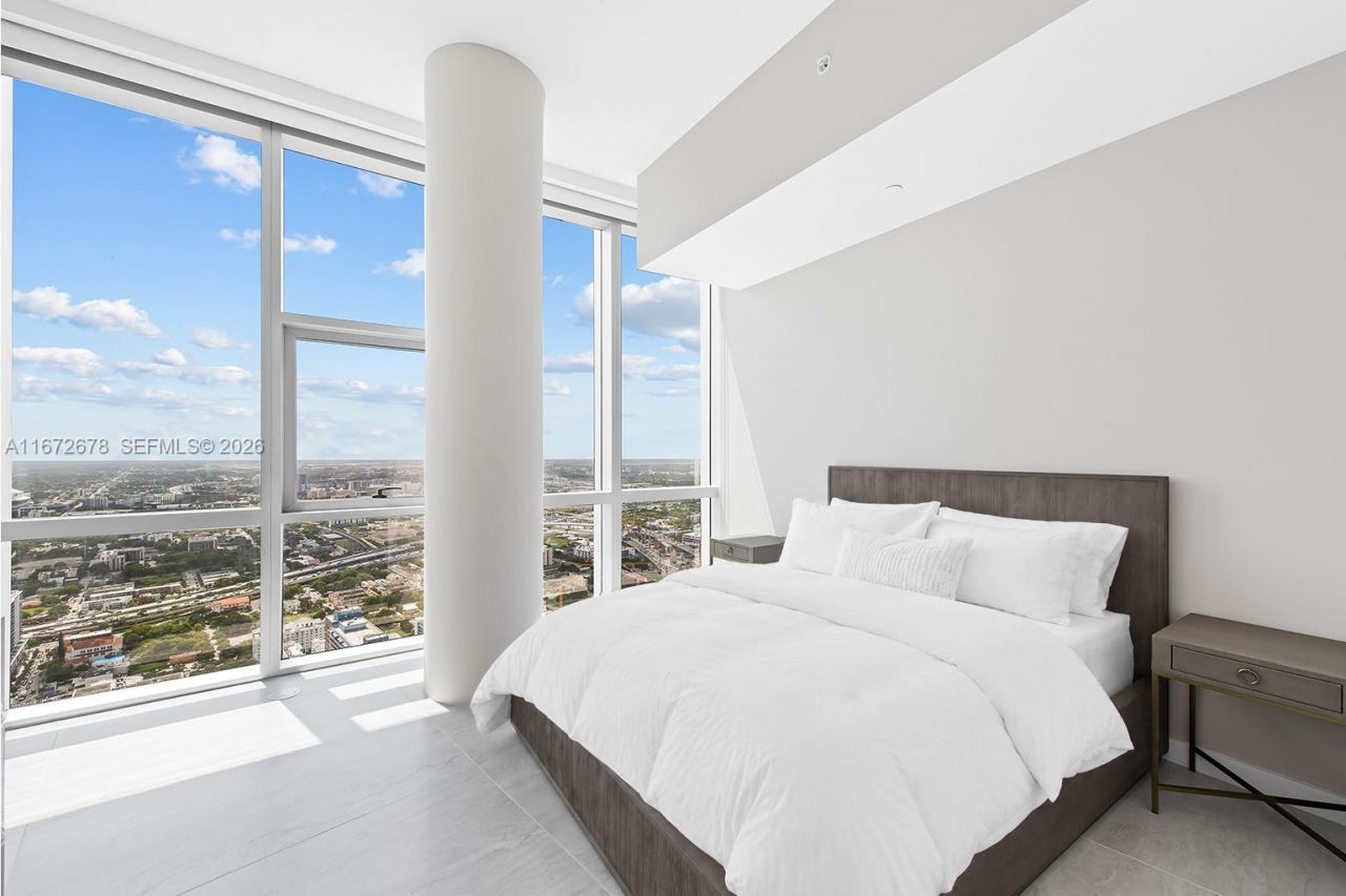 851 NE 1st Ave, Unit PH 5402, Miami, FL 33132 Photo