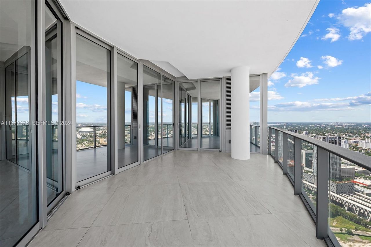 851 NE 1st Ave, Unit PH 5402, Miami, FL 33132 Photo