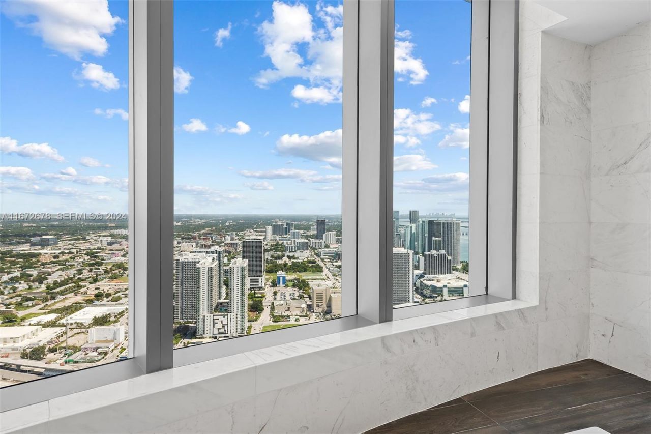 851 NE 1st Ave, Unit PH 5402, Miami, FL 33132 Photo