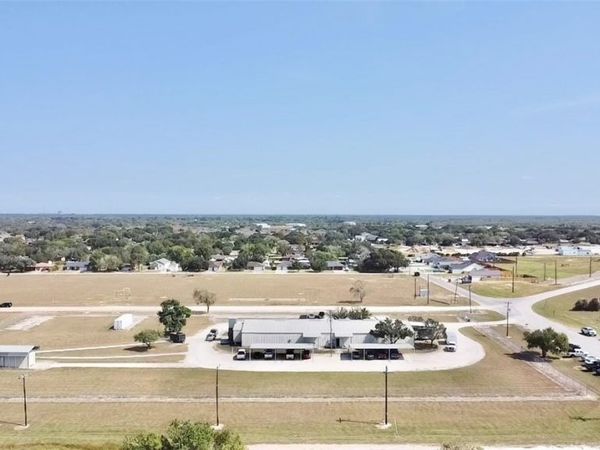 400 Warehouse Road, Victoria, TX 77905