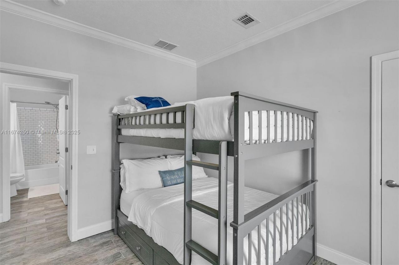 121 Venetian Dr, Islamorada, FL 33036 Photo