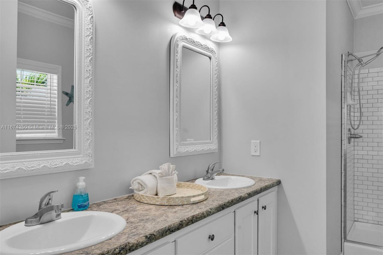 121 Venetian Dr, Islamorada, FL 33036 Photo