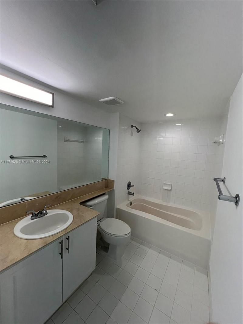 1155 Brickell Bay Dr, Unit 3205, Miami, FL 33131 Photo