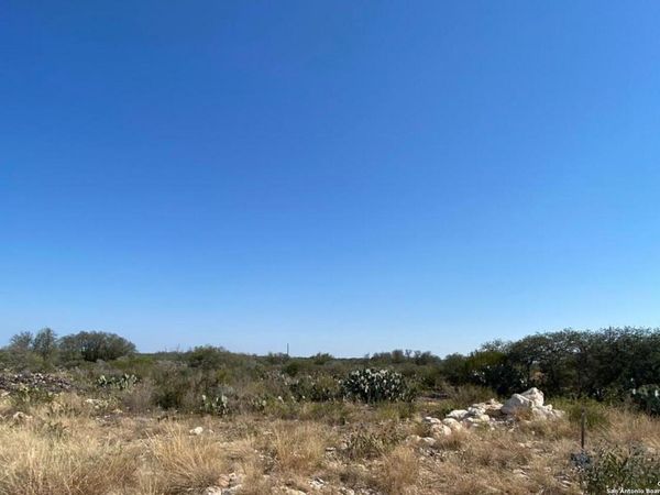 73 FRIENDSHIP HILLS CIR, Uvalde, TX 78801