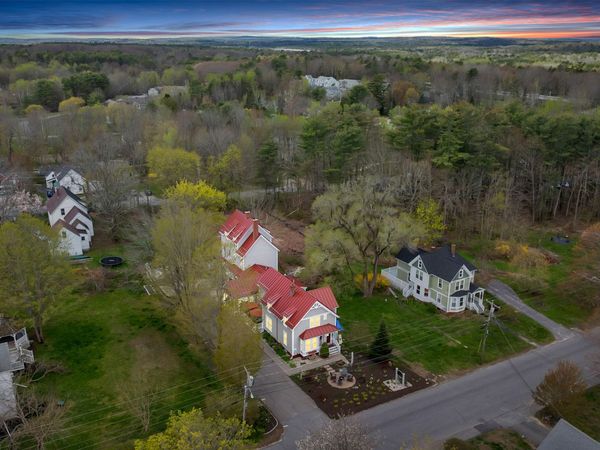 11 Holbrook Street, Freeport, ME 04032