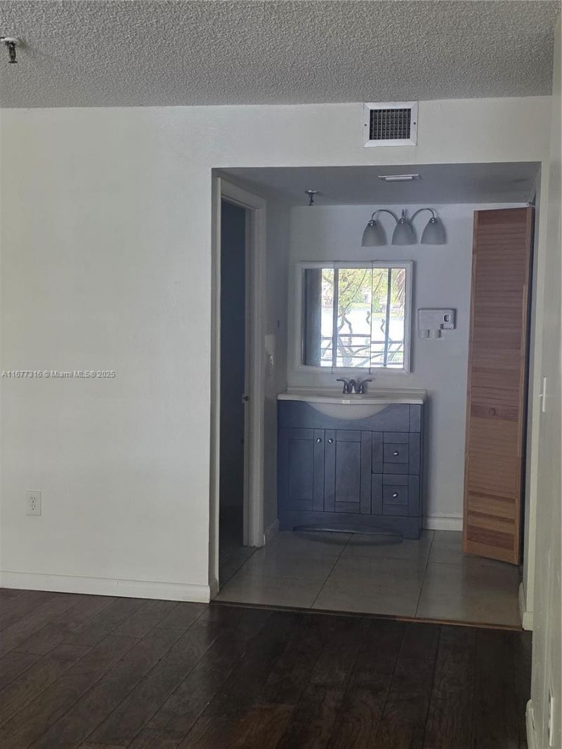 661 NE 195th St, Unit 215, Miami, FL 33179 Photo