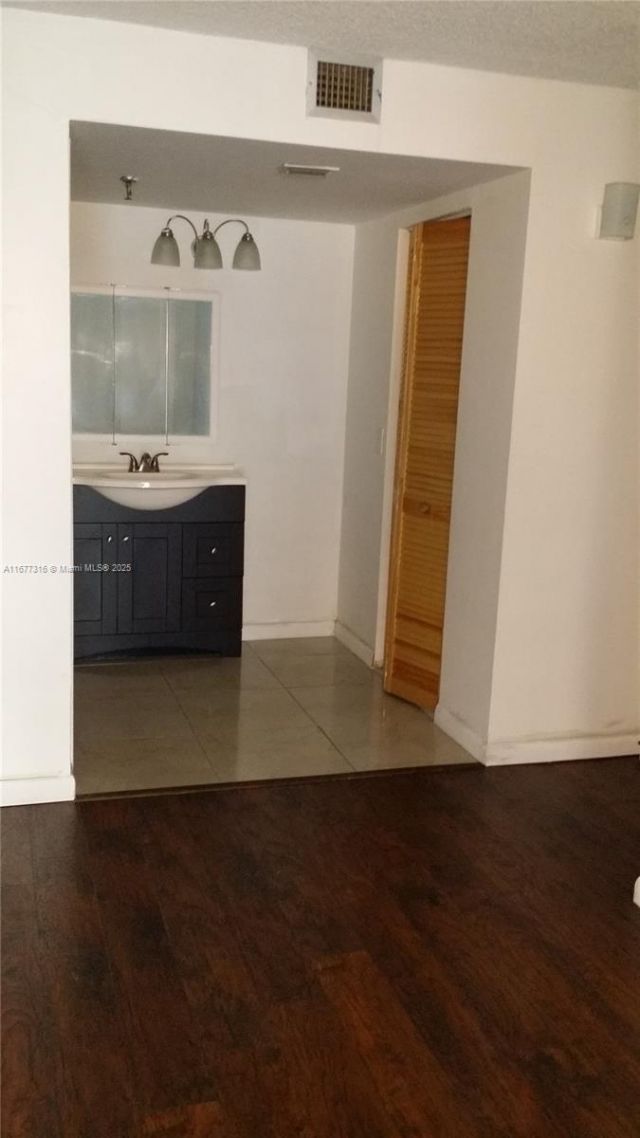 661 NE 195th St, Unit 215, Miami, FL 33179 Photo