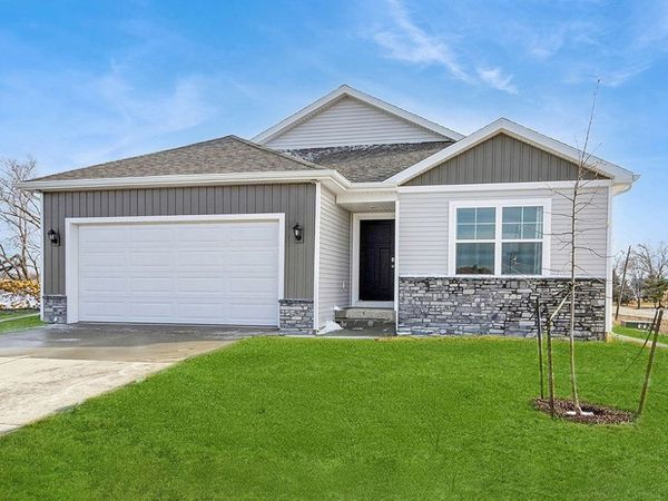 2729 Prairielight Drive, Hiawatha, IA 52233