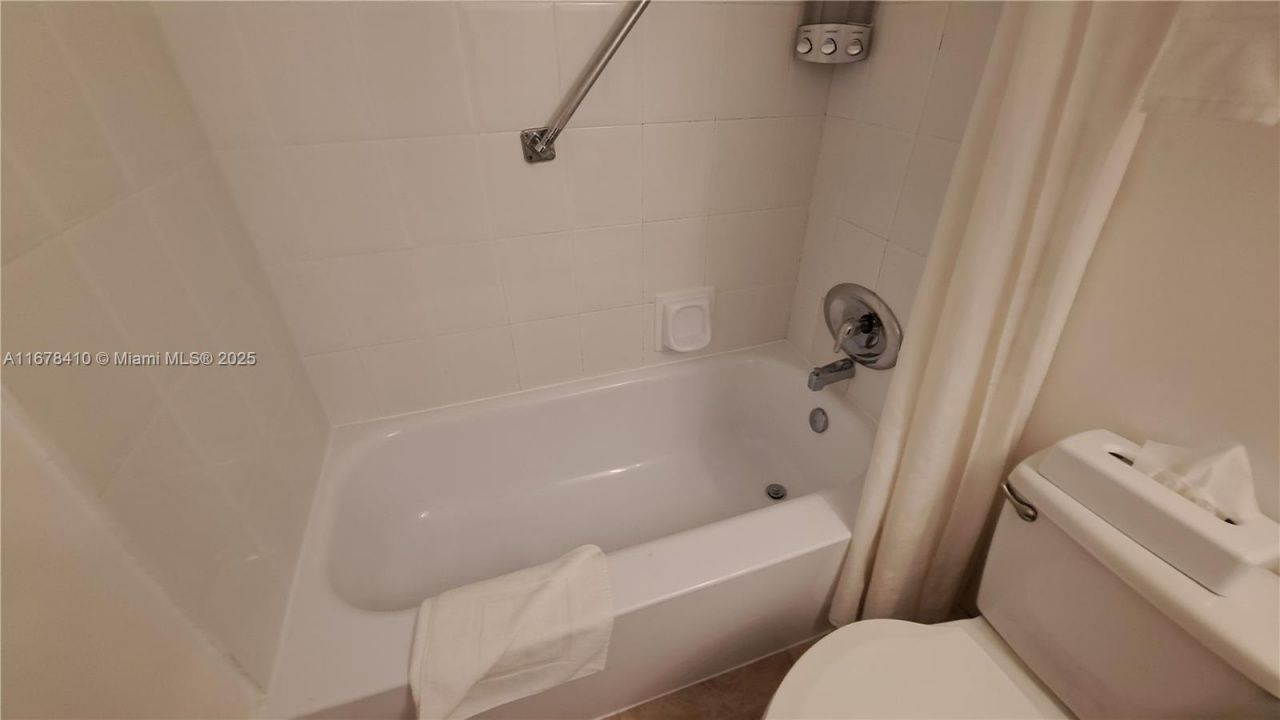 19201 Collins Ave, Unit 747, Sunny Isles Beach, FL 33160 Photo