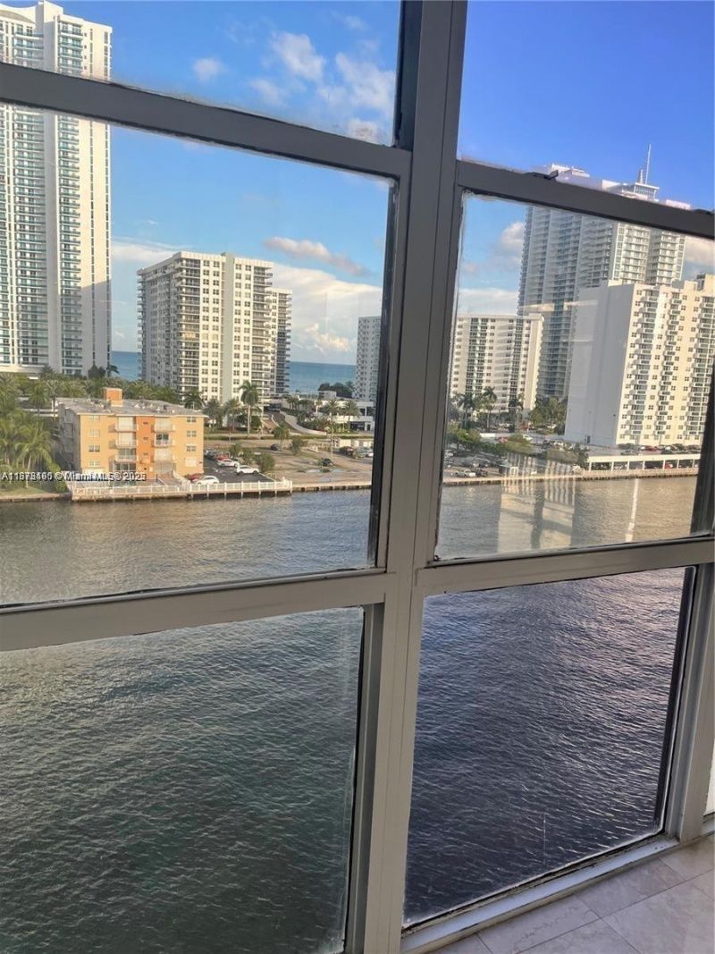 1000 Parkview Dr, Unit 920, Hallandale Beach, FL 33009 Photo