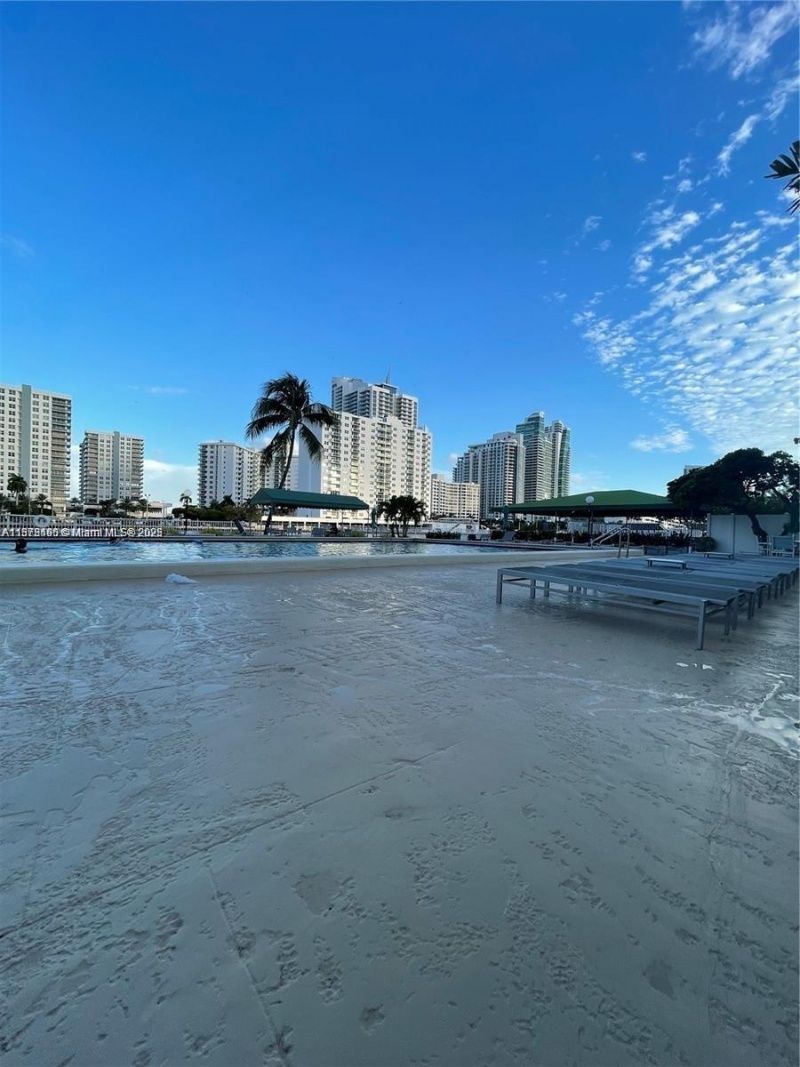 1000 Parkview Dr, Unit 920, Hallandale Beach, FL 33009 Photo