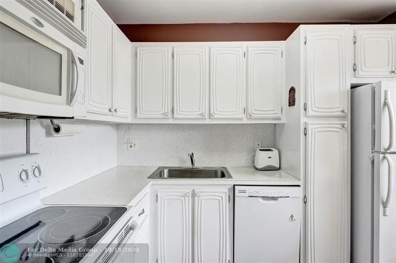 32 Colonial Club Dr, Unit 202, Boynton Beach, FL 33435 Photo