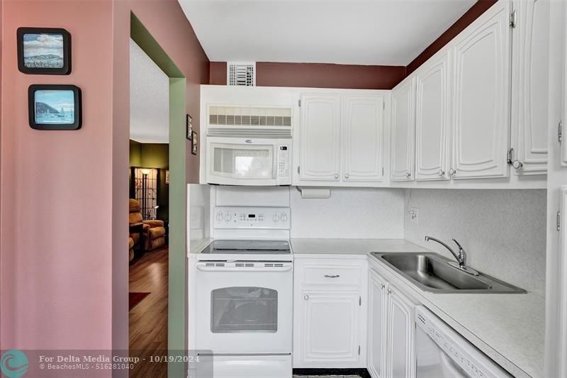 32 Colonial Club Dr, Unit 202, Boynton Beach, FL 33435 Photo