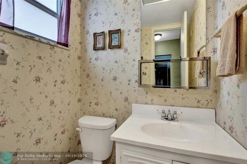 32 Colonial Club Dr, Unit 202, Boynton Beach, FL 33435 Photo