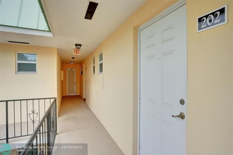 32 Colonial Club Dr, Unit 202, Boynton Beach, FL 33435 Photo