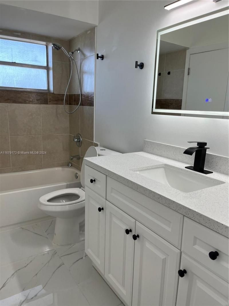 5102 NW 36th St, Unit 605, Lauderdale Lakes, FL 33319 Photo