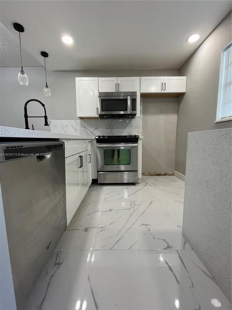 5102 NW 36th St, Unit 605, Lauderdale Lakes, FL 33319 Photo